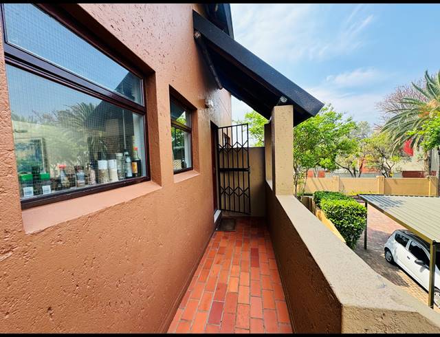 2 BEDROOM FLAT FOR SALE IN PINESLOPES